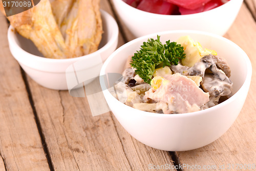 Image of fresh salad with tomato and chicken legs