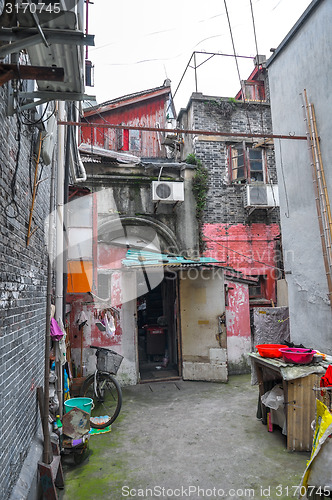 Image of courtyard in a poor house