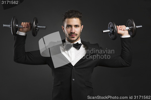 Image of Young man lifting weights