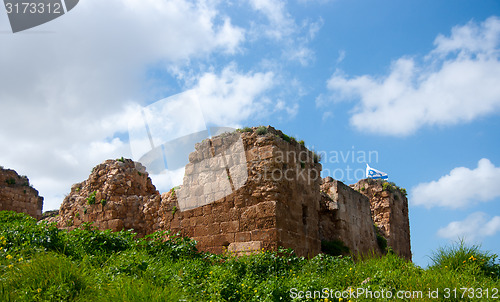 Image of Israeli flag over Kakun castle ruins