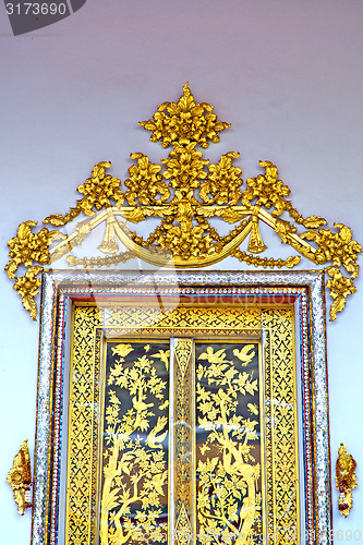 Image of door  in  gold    temple    bangkok   of the temple 