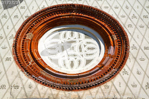 Image of  incision   in house  window      rose window   