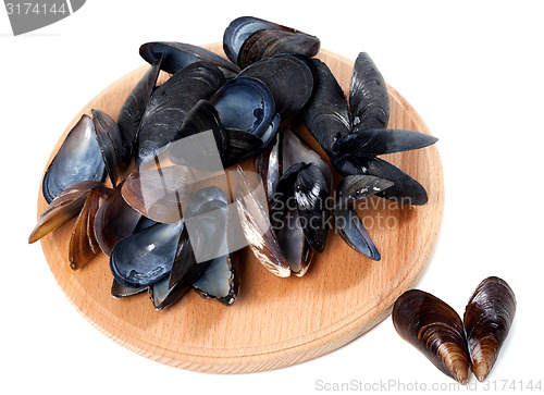 Image of Shells of mussels on cutting board