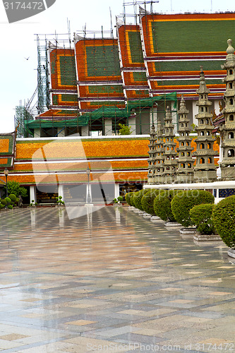 Image of  pavement gold    temple   in   bangkok  reflex