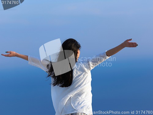 Image of young woman enjoy sunset