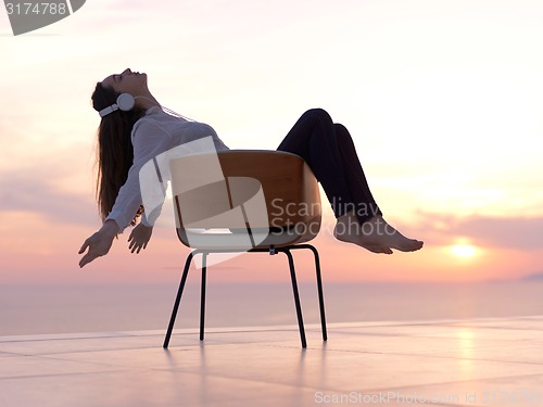 Image of young woman enjoy sunset