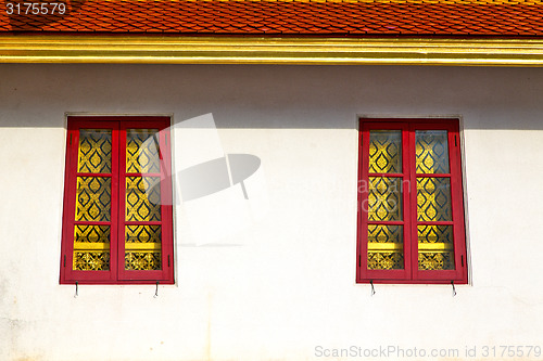 Image of window   in  gold    temple    red