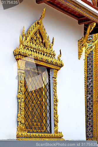 Image of window    gold   grate  the temple 