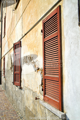 Image of red   varano borghi palaces italy     blind in the concrete  bri