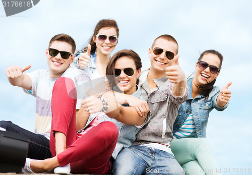 Image of teenagers showing thumbs up