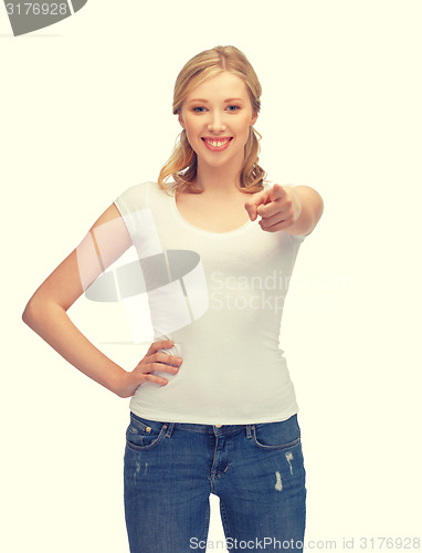 Image of woman in blank white t-shirt pointing her finger