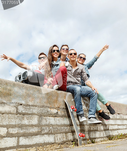 Image of group of smiling teenagers hanging out