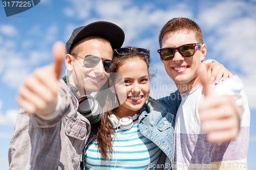 Image of smiling teenagers showing thumbs up