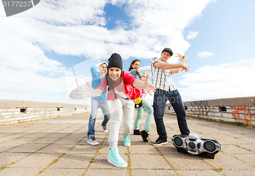 Image of group of teenagers dancing