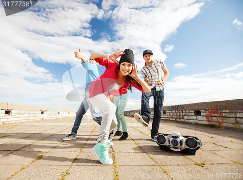 Image of group of teenagers dancing