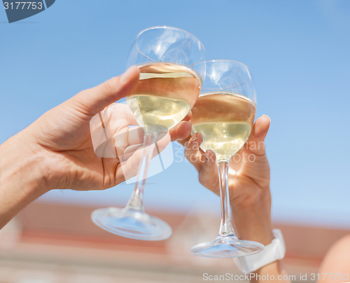 Image of couple drinking wine in cafe