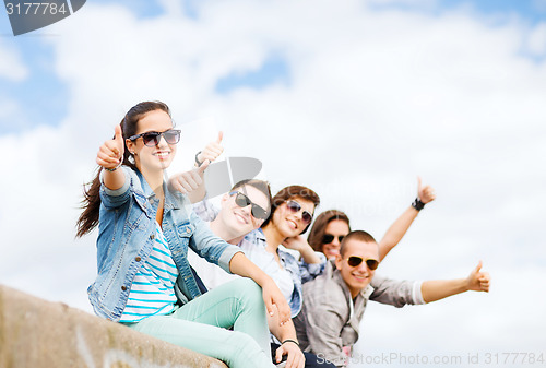 Image of teenagers showing thumbs up