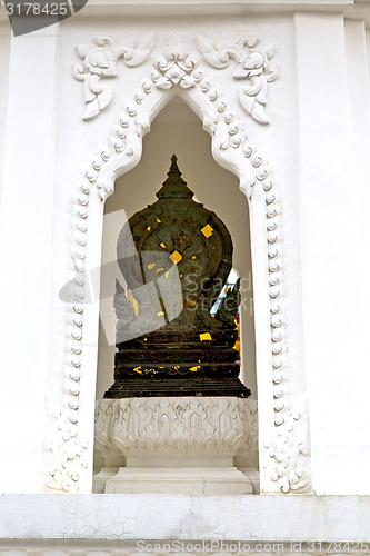 Image of window   in  gold    temple   white