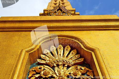 Image of window   in  gold    temple    bangkok  sky