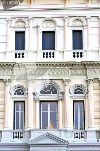 Image of window   in  gold    temple    bangkok pink