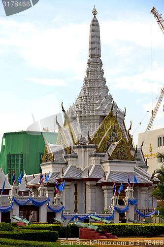 Image of gold    temple   in   bangkok  thailand cannon