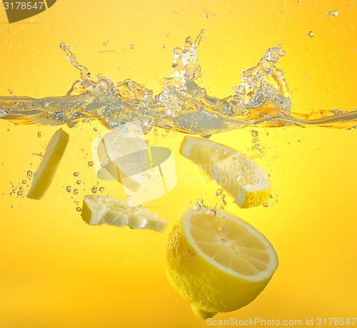 Image of  lemon and water splash