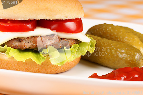 Image of Mini cheese burger and pickles