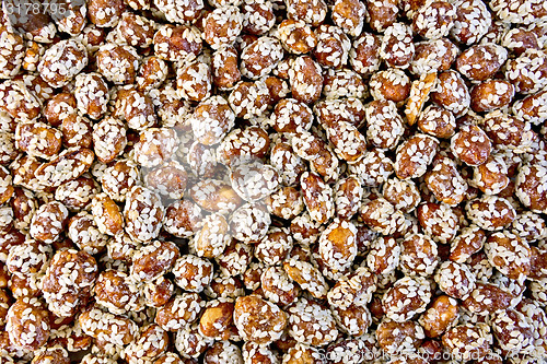 Image of Peanuts in caramel with sesame texture