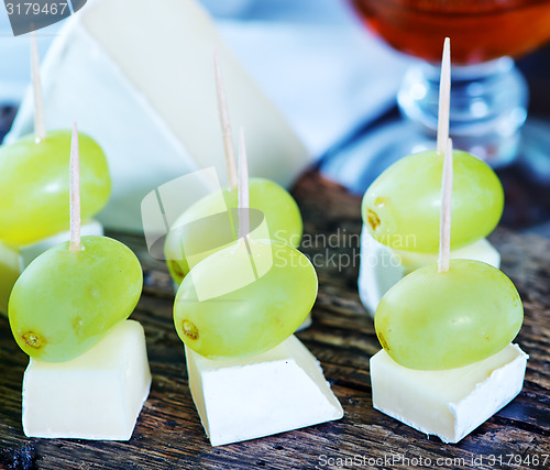 Image of camembert and grape