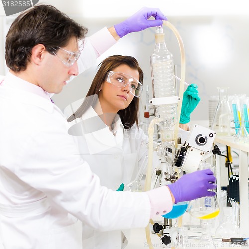 Image of Health care professionals in lab.
