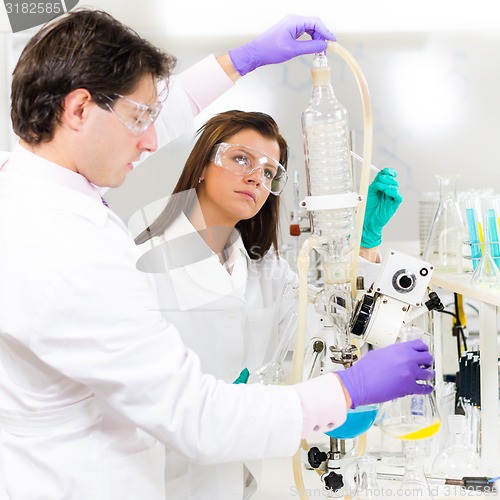 Image of Health care professionals in lab.