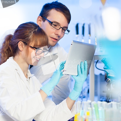 Image of Health care professionals in lab.