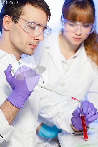 Image of Health care professionals in lab.