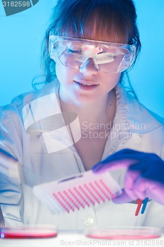 Image of Working in the laboratory with a high degree of protection