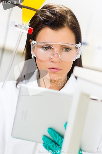 Image of Health care professional in lab.