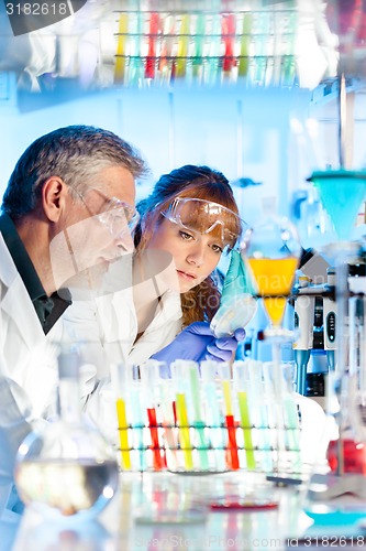 Image of Health care professionals in lab.