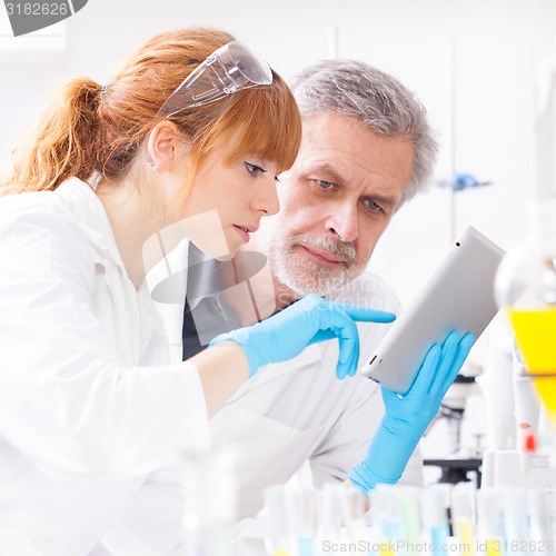 Image of Health care professionals in lab.