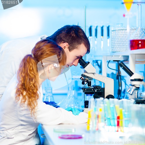 Image of Health care professionals in lab.