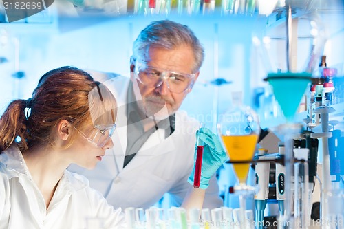 Image of Health care professionals in lab.