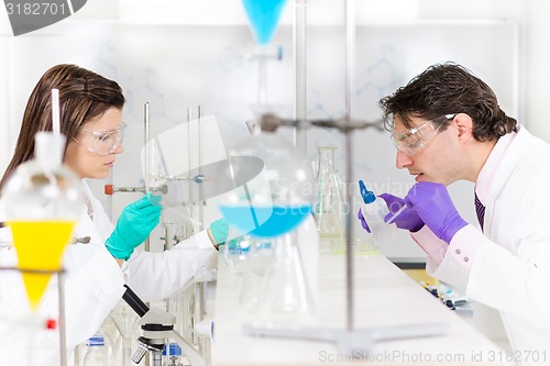 Image of Health care professionals in lab.