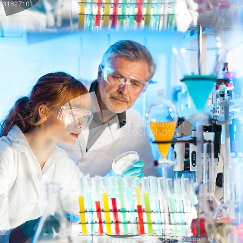 Image of Health care professionals in lab.