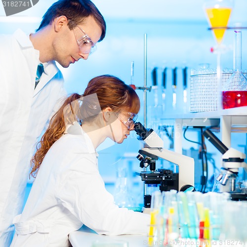 Image of Health care professionals in lab.