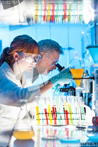 Image of Health care professionals in lab.