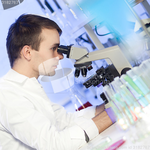 Image of Health care professional in lab.