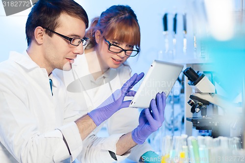 Image of Health care professionals in lab.