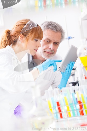 Image of Health care professionals in lab.