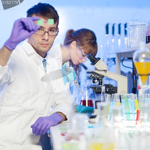 Image of Health care professionals in lab.