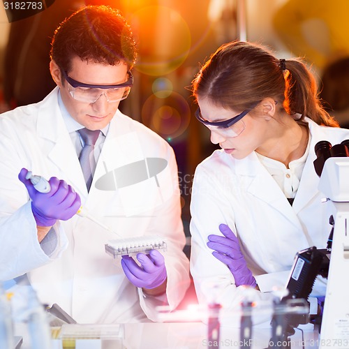 Image of Health care professionals working in laboratory.