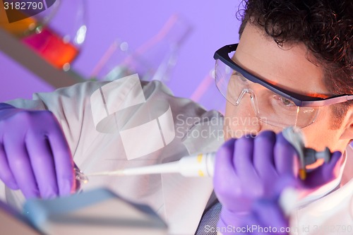 Image of Life scientist pipetting.