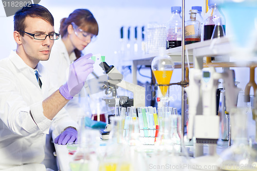 Image of Health care professionals in lab.